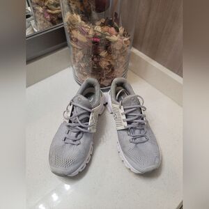 On Cloudswift Women's Glacier White - Size 8.5